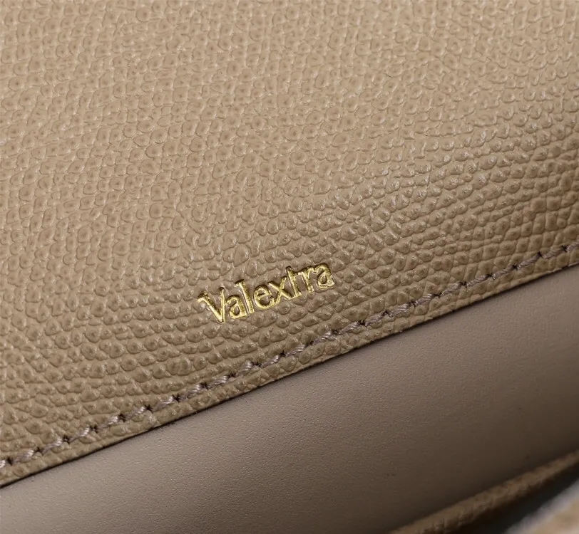 In stock👉Original small size khaki👉Valextra Valextra Iside, known as Italian Hermès, is one of the most representative designs of Valextra. There is no obvious logo, but the simple collective line design is very recognizable, full of architectural art, and shows a capable and intellectual style. It is made of imported palm-print lining cowhide, with up to five stitches of handwork, and the shiny oil edges test the skill of the craftsman. Small size: 22Cm
